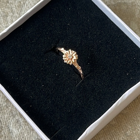 Brand New 14K Gold Plated Rose Gold Daisy Flower Ring Size 7 April Floral - Picture 5 of 12
